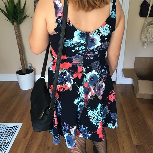 Suzy shier small dress - Picture 2 of 2